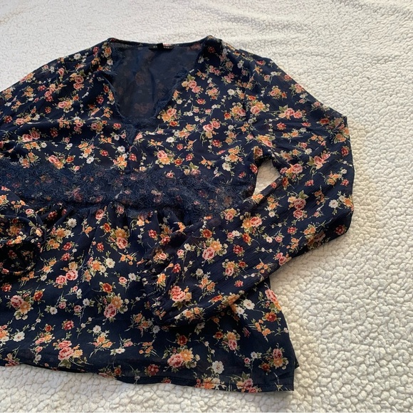 Dynamite Long Sleeved  Floral Blouse - Picture 2 of 7
